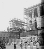 Piazza del Duomo : sollevamento del monolito