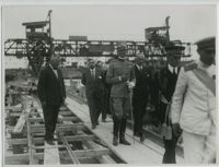 [Il Principe Umberto di Savoia con altre personalità ed Eugenio Miozzi in visita al cantiere del ponte del Littorio], Foto Giacomelli, Venezia