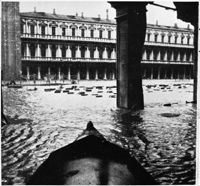 [Venezia : veduta di piazza S. Marco con l'acqua alta : riproduzione]