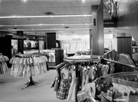 [Milano e Mestre : centro per acquisti Coin : progetto di Piero Montini e Associati]