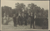 [Asolo : Gian Francesco Malipiero, Giacomo De Mattia e Ferdinando Forlati nel giardino di villa Mattia]