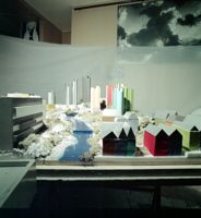 [Gio Ponti e il modello d'insieme del progetto di concorso per il centro direzionale di Monaco di Baviera]