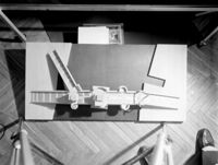 [Modello del progetto di Ettore Sottsass jr. per il ponte dell'Accademia di Venezia : Terza Mostra Internazionale di Architettura]