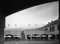 [Arenzano : edifici attorno alla piazza nel centro residenziale di Capo San Martino : progetto di Ignazio Gardella con Anna Castelli Ferrieri]