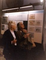 [Egle Renata Trincanato con la sorella Ada e Nani Valle Bellavitis all'inaugurazione della mostra "Dietro i Palazzi"]