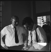 [Ettore Sottsass jr. con la macchina fotografica]