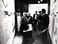[Egle Renata Trincanato e Giuseppe Samonà in visita ad una mostra], Mark Smith