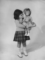 [Ritratto in studio di bambina con bambola e gatto]