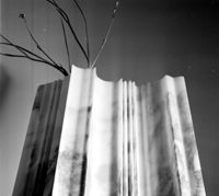 [Vasi in marmo fresato "Variazioni" disegnati da Angelo Mangiarotti]