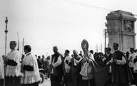 Le Loro Altezze Reali i Principi di Piemonte, il Duca di Spoleto, i Ministri Ciano e Di Crollalanza inaugurano il ponte del Littorio, Foto Ferruzzi